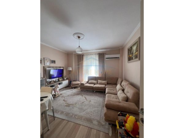 Tirane, shitet apartament 1+1+Ballkon Kati 2, 73 m² 105.000 € (rruga shefqet kuka)