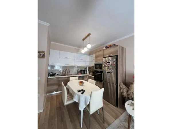 Tirane, shitet apartament 1+1+Ballkon Kati 2, 73 m² 105.000 € (rruga shefqet kuka)