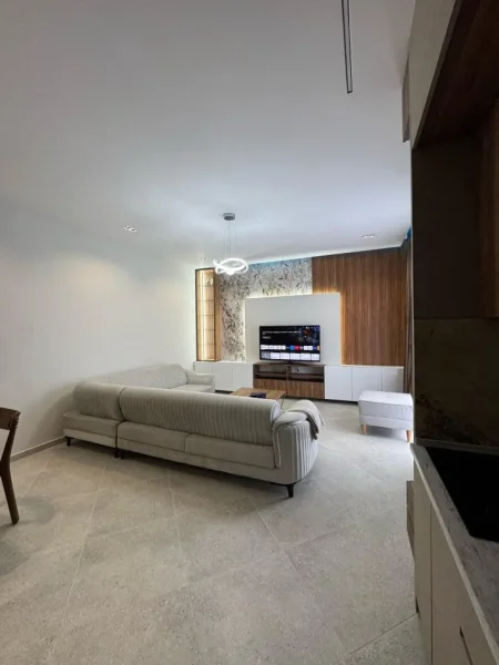 Tirane, jepet me qera Vile 3+1 Kati 1, 200 m² 1.500 € (rruga e viles)