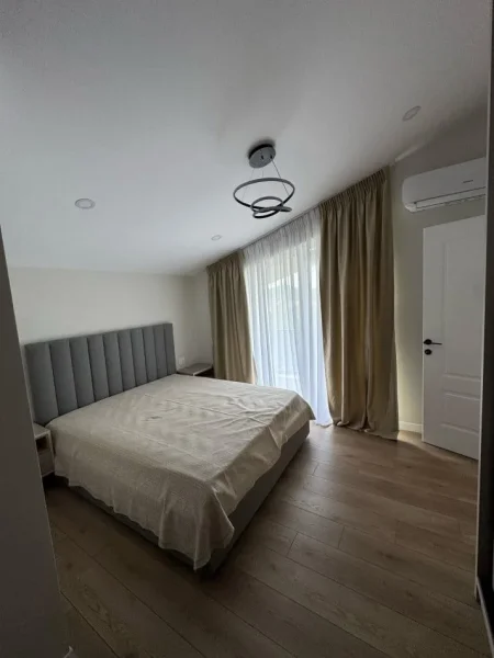 Tirane, jepet me qera Vile 3+1 Kati 1, 200 m² 1.500 € (rruga e viles)