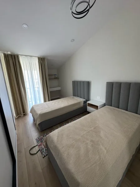 Tirane, jepet me qera Vile 3+1 Kati 1, 200 m² 1.500 € (rruga e viles)