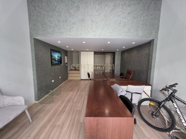 Tirane, jap me qera ambjent biznesi , 46 m² 800 € (Komuna e Parisit)