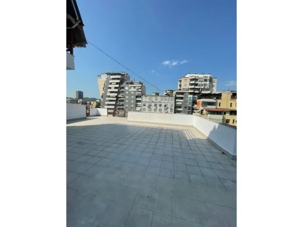 OKAZION - SHITET APARTAMENT 3+1+VERANDE PRANE SHKOLLES PARTIZANI , SELVIA