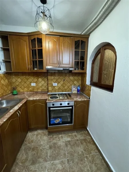Tirane, jepet me qera apartament 2+1 Kati 4, 80 m² 500 € (Rr.Irfan Tomini , Bulevardi Bajram Curri)