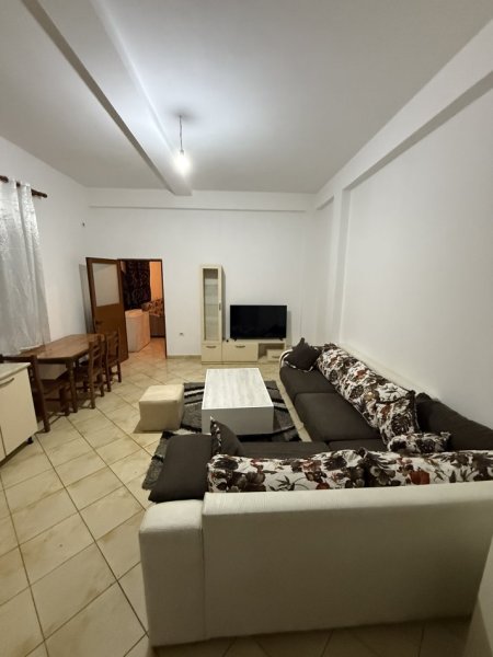 Tirane, jap me qera shtepi 1+1+Aneks+Ballkon Kati 1, 70 m² 300 € 
