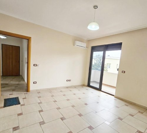 jepet me qera , 950 €