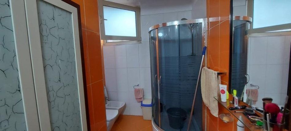 Tirane, jepet me qera apartament 2+1+Ballkon Kati 4, 95 m² 600 € (Zef Jubani)