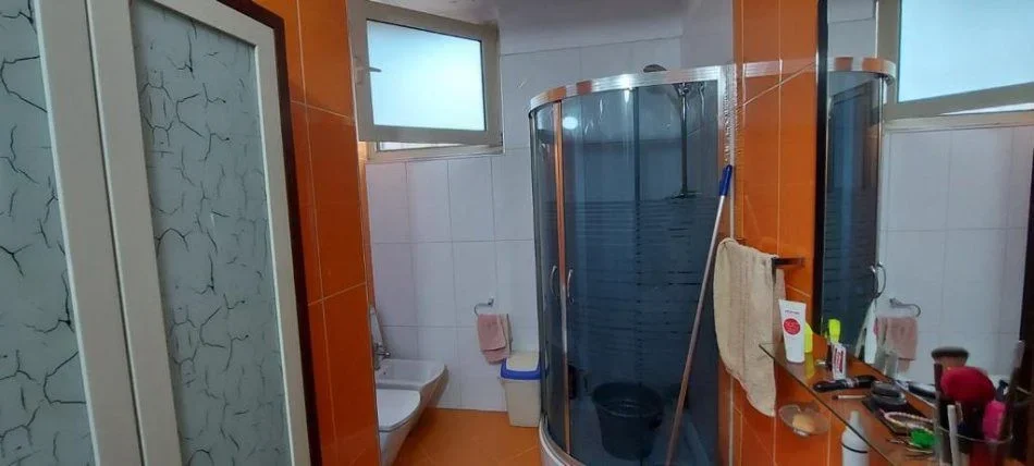 Tirane, jepet me qera apartament 2+1+Ballkon Kati 4, 95 m² 600 € (Zef Jubani)