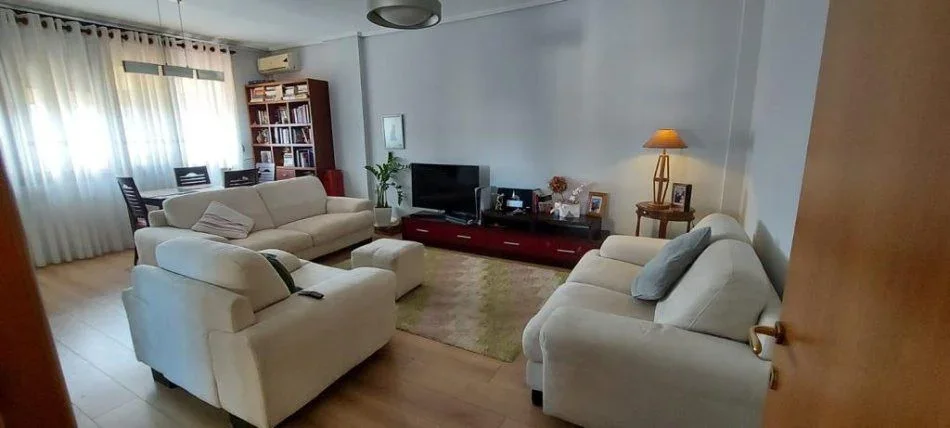 Tirane, jepet me qera apartament 2+1+Ballkon Kati 4, 95 m² 600 € (Zef Jubani)