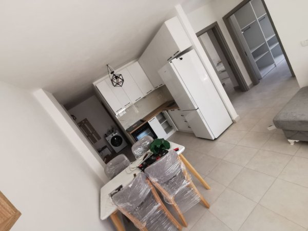 Tirane, jepet me qera apartament 3+1 Kati 3, 551 m² 550 € (Rruga 5 maj)