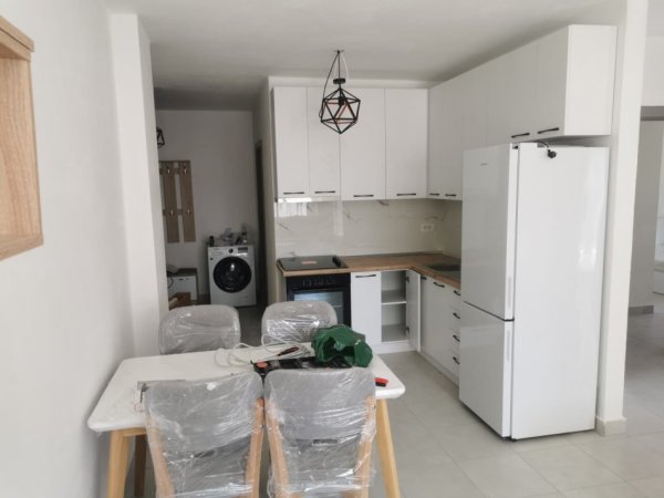 Tirane, jepet me qera apartament 3+1 Kati 3, 551 m² 550 € (Rruga 5 maj)