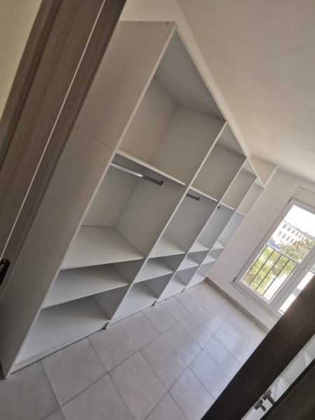 Tirane, jepet me qera apartament 3+1 Kati 3, 551 m² 550 € (Rruga 5 maj)