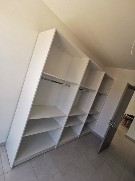 Tirane, jepet me qera apartament 3+1 Kati 3, 551 m² 550 € (Rruga 5 maj)