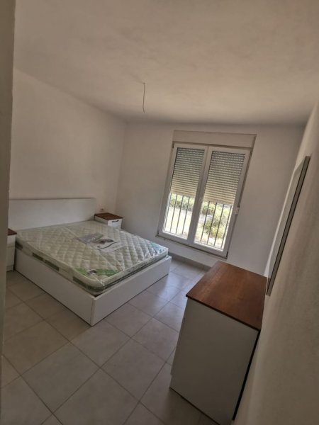 Tirane, jepet me qera apartament 3+1 Kati 3, 551 m² 550 € (Rruga 5 maj)