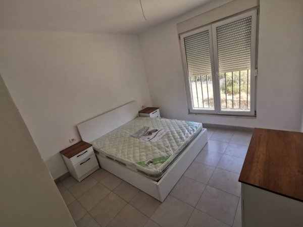 Tirane, jepet me qera apartament 3+1 Kati 3, 551 m² 550 € (Rruga 5 maj)