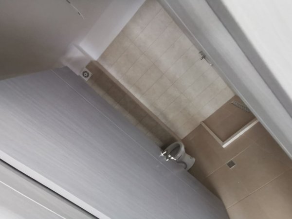 Tirane, jepet me qera apartament 3+1 Kati 3, 551 m² 550 € (Rruga 5 maj)