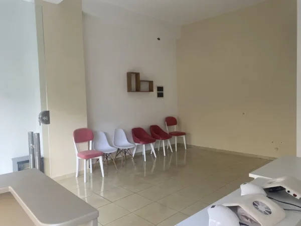 Tirane, jap me qera dyqan Kati 1, 40 m² 300 € (Astir Pas estetik Lindes)