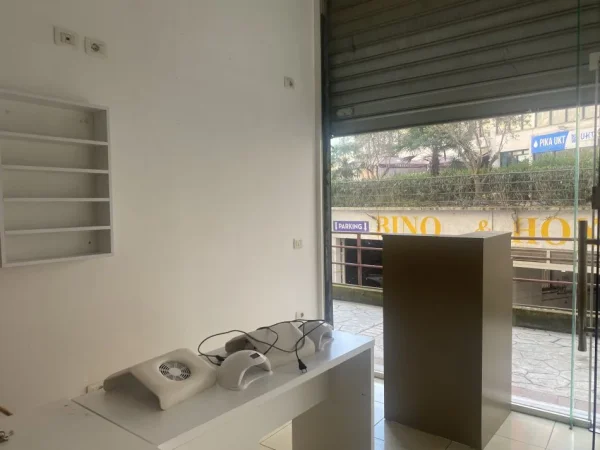 Tirane, jap me qera dyqan Kati 1, 40 m² 300 € (Astir Pas estetik Lindes)