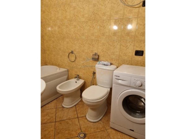 Tirane, jepet me qera apartament 1+1+Ballkon Kati 1, 75 m² 350 € 