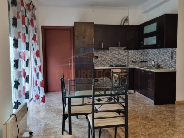 Tirane, jepet me qera apartament 1+1+Ballkon Kati 1, 75 m² 350 € 