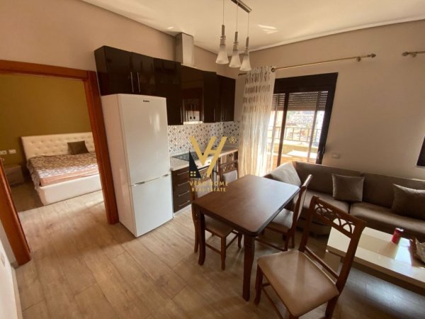 Tirane, jepet me qera apartament 1+1+Ballkon Kati 11, 80 m² 700 € (KOMUNA E PARISIT)