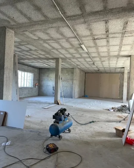 Tirane, jepet me qera magazine Kati 1, 300 m² 500 € (Qafe Kashar)