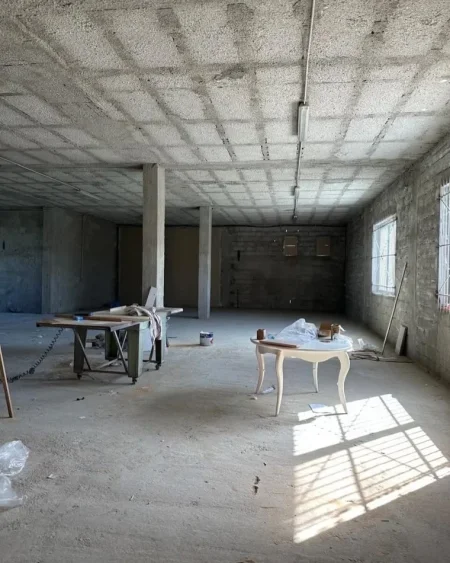 Tirane, jepet me qera magazine Kati 1, 300 m² 500 € (Qafe Kashar)