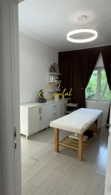 Tirane, jepet me qera zyre Kati 2, 50 m² 650 € (ISH BLLOKU)