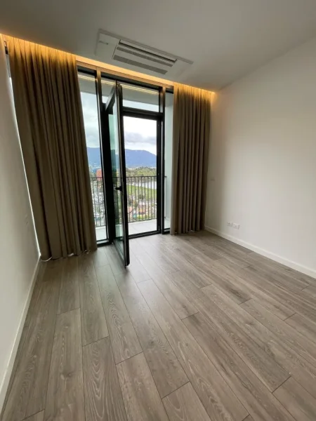 Tirane, jepet me qera zyre Kati 9, 107 m² 1.500 € (liqeni i thate)