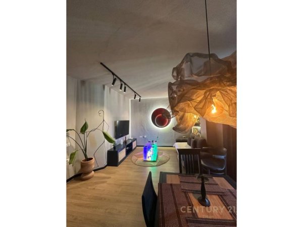 Tirane, jepet me qera apartament 1+1 Kati 14, 63 m² 650 € (ZOGU I PARE)