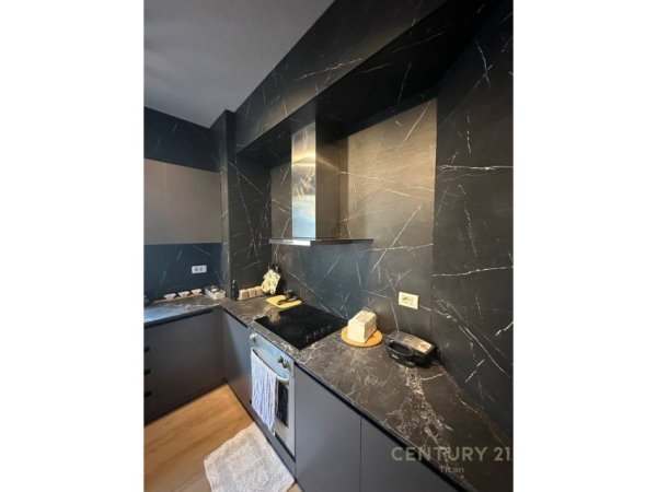 Tirane, jepet me qera apartament 1+1 Kati 14, 63 m² 650 € (ZOGU I PARE)