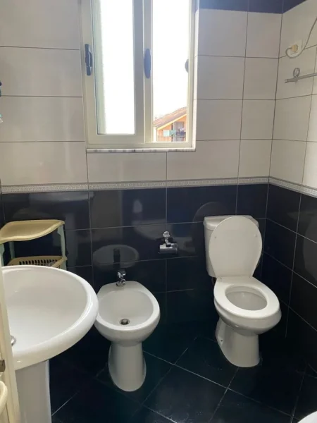 Tirane, jap me qera apartament 1+1+Ballkon Kati 3, 65 m² 400 € (rruga andon Mazreku ,Laprake)