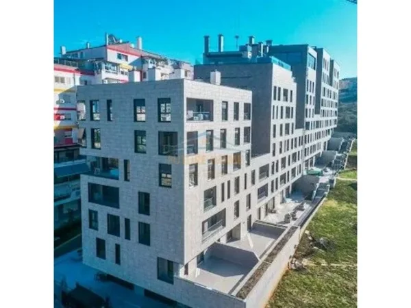 Tirane, shitet apartament 2+1+Ballkon Kati 1, 130 m² 279.500 € (Kopshti Zoologjik)