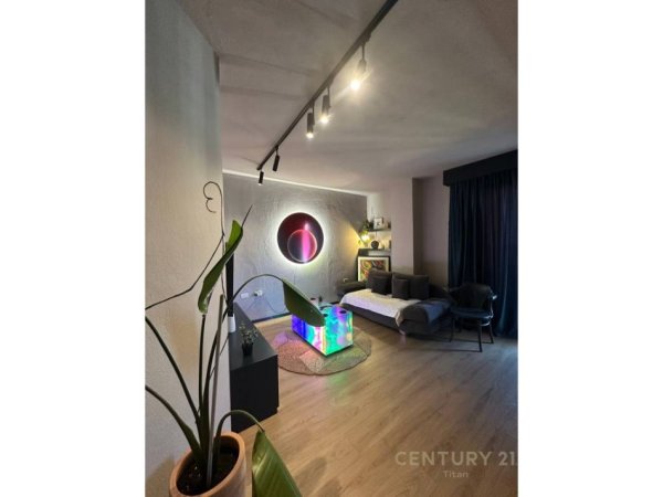 Tirane, jepet me qera apartament 1+1 Kati 14, 63 m² 650 € (Bulevardi Zogu i Pare)