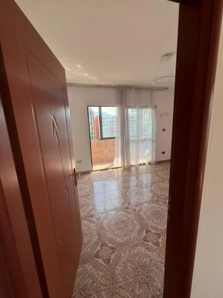 Tirane, jap me qera apartament 1+1+Ballkon Kati 7, 60 m² 350 € (rruga e kavajes pallati me shigjeta)
