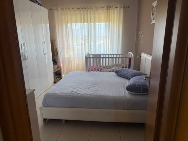 Tirane, jepet me qera apartament 1+1+Ballkon Kati 3, 65 m² 550 € (Liqeni i Thate)