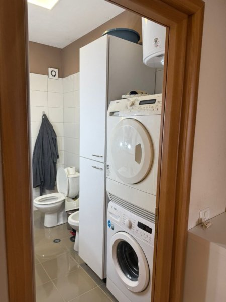 Tirane, jepet me qera apartament 1+1+Ballkon Kati 3, 65 m² 550 € (Liqeni i Thate)