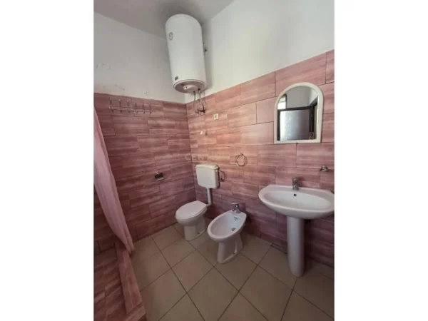 Tirane, shes shtepi 3+1 Kati 2, 230 m² 200.000 € (Shkolla e Kuqe)