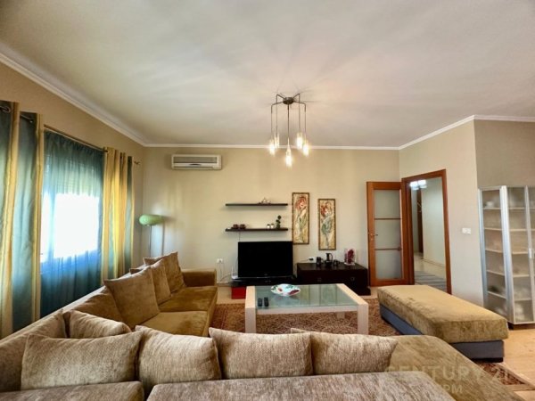 Tirane, jepet me qera apartament 2+1 Kati 10, 103 m² 800 € (KOMUNA E PARISIT)