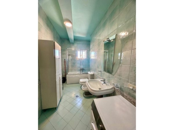 Tirane, jepet me qera apartament 2+1 Kati 10, 103 m² 800 € (KOMUNA E PARISIT)