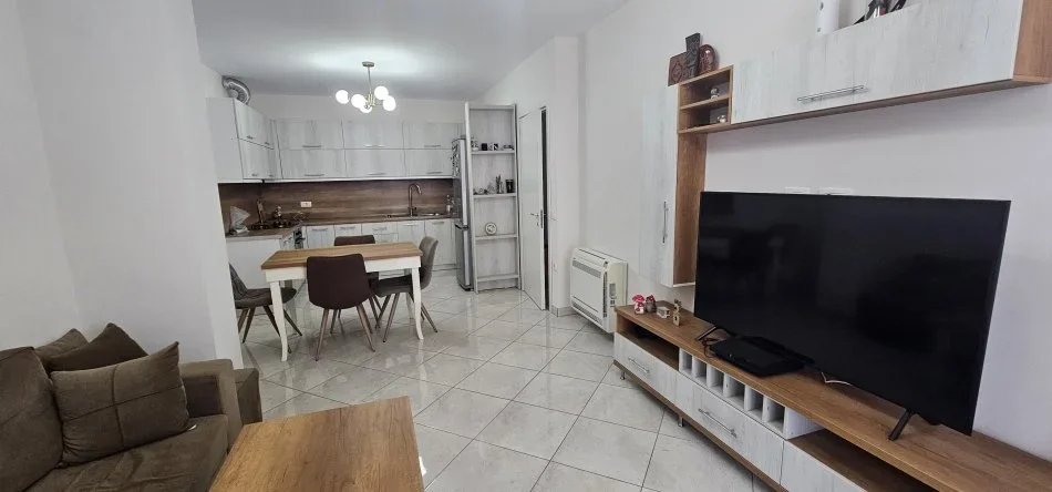 Tirane, jepet me qera apartament 1+1 Kati 4, 76 m² 500 € (Kompleksi Turdiu)
