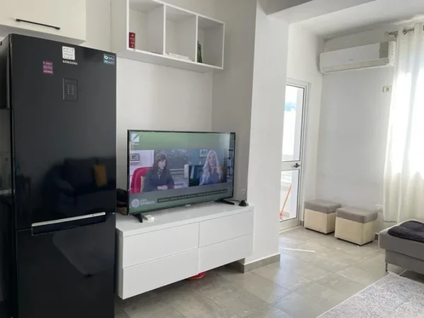 Tirane, jepet me qera apartament 1+1+Ballkon Kati 6, 70 m² 400 € (Rruga Sokrah Miho)
