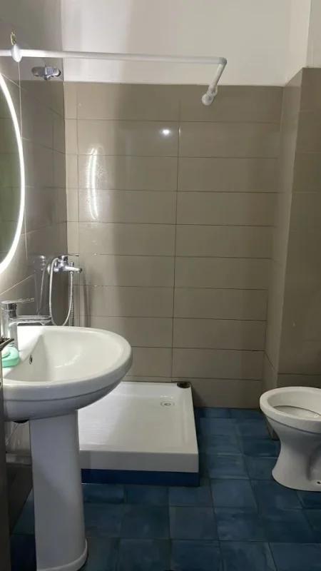 Tirane, jepet me qera apartament 1+1+Ballkon Kati 6, 70 m² 400 € (Rruga Sokrah Miho)