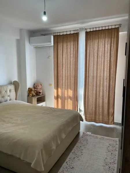 Tirane, jepet me qera apartament 1+1+Ballkon Kati 6, 70 m² 400 € (Rruga Sokrah Miho)