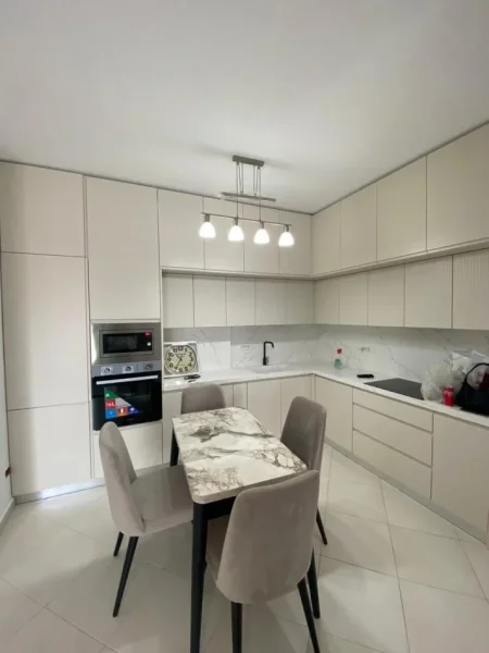 Tirane, jap me qera apartament 2+1+Ballkon Kati 6, 85 m² 700 € (rruga Karl Gega)