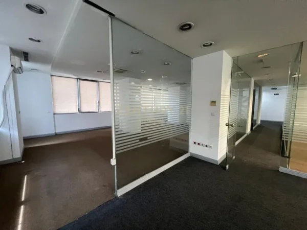 Tirane, jepet me qera zyre Kati 4, 235 m² 2.500 € (ZOGUT TE ZI)