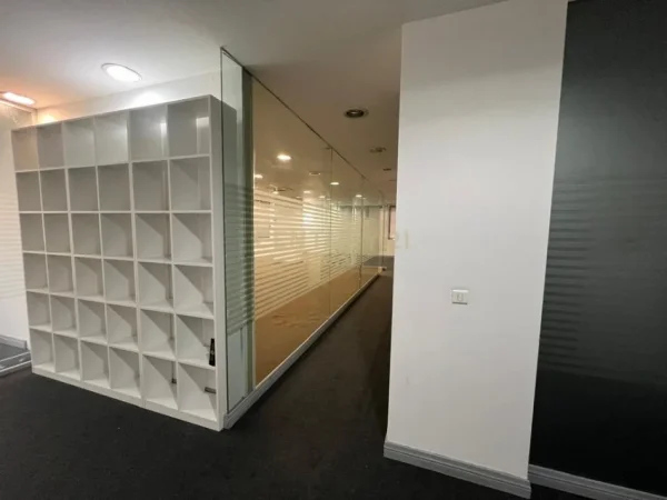 Tirane, jepet me qera zyre Kati 4, 235 m² 2.500 € (ZOGUT TE ZI)