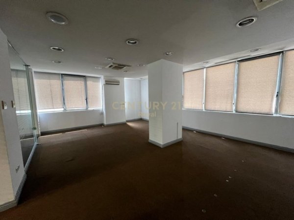 Tirane, jepet me qera zyre Kati 4, 235 m² 2.500 € (ZOGUT TE ZI)