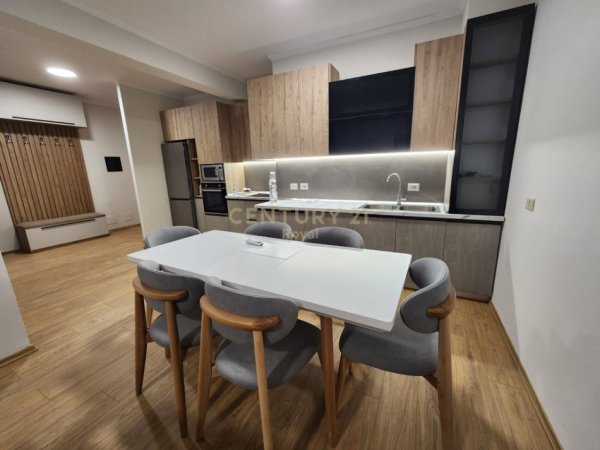 Tirane, jepet me qera apartament 2+1 Kati 4, 131 m² 900 € (ZOGU I ZI)