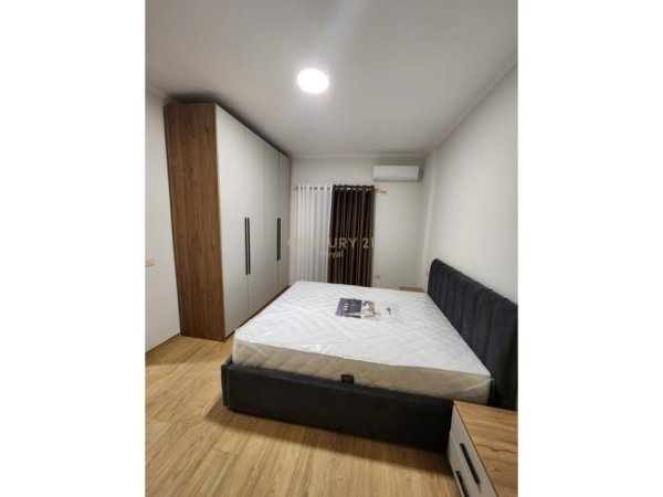 Tirane, jepet me qera apartament 2+1 Kati 4, 131 m² 900 € (ZOGU I ZI)